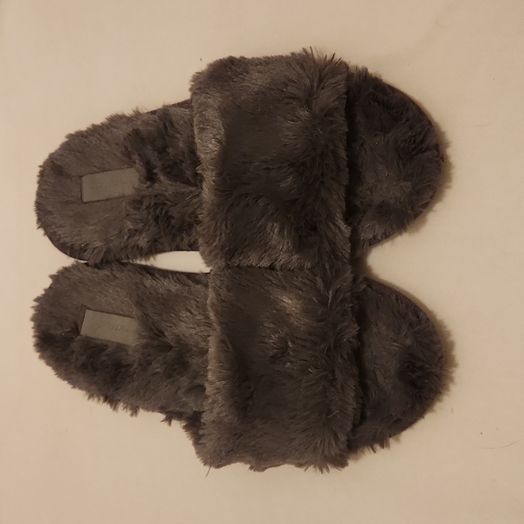 𝅺Victoria's Secret pink small gray slippers - Picture 1 of 4